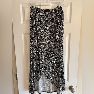 🟢CYNTHIA ROWLEY. Giant black & white paisley print hi-lo skirt. Size Large.